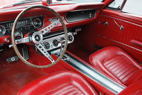 Bâche design spéciale adaptée à Ford Mustang 1 1964-1973 Black with red  striping housse de voiture pour l'intérieur