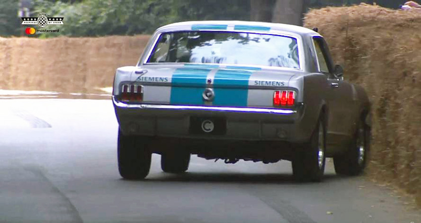 Sortie de route pour la Ford Mustang 1965 autonome