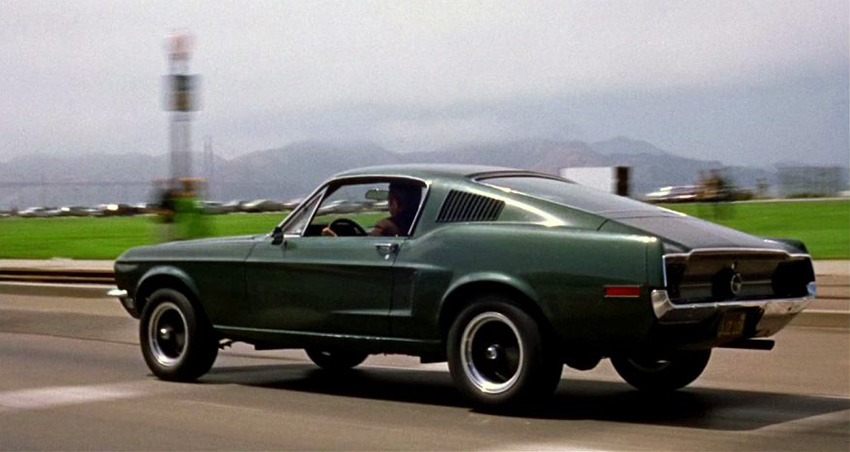 Frank Bullitt (Steve McQueen) au volant de sa Ford Mustang GT 390.