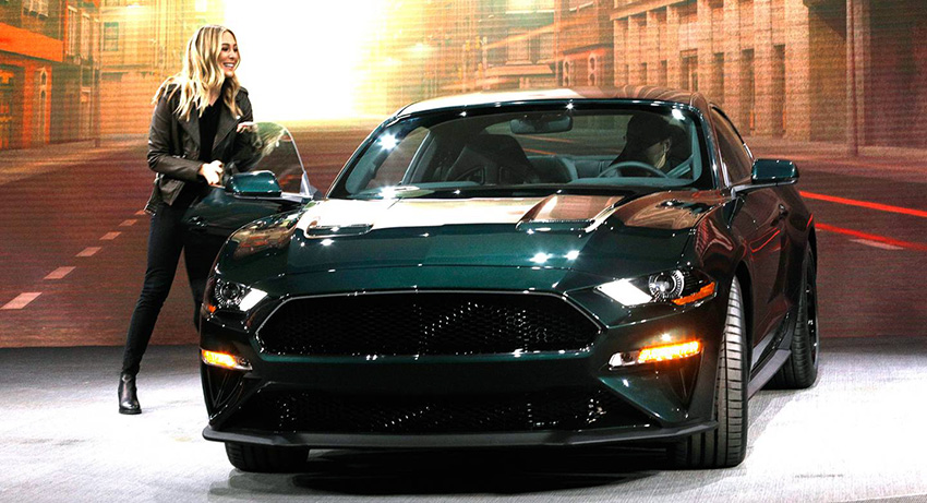 La petite fille de Steve McQueen devant la Ford Mustang Bullitt version 2018.